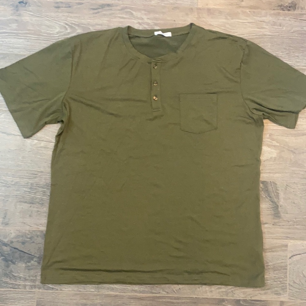 Olive green men’s tshirt. Used once, excellent condition